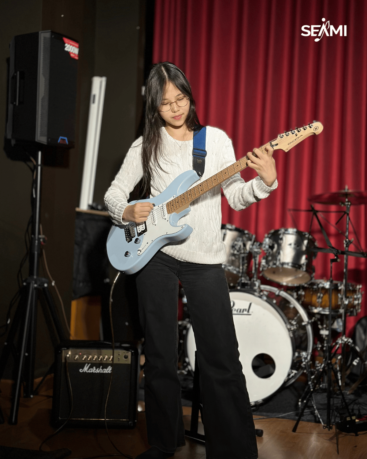 Học viên SEAMI đang chơi guitar