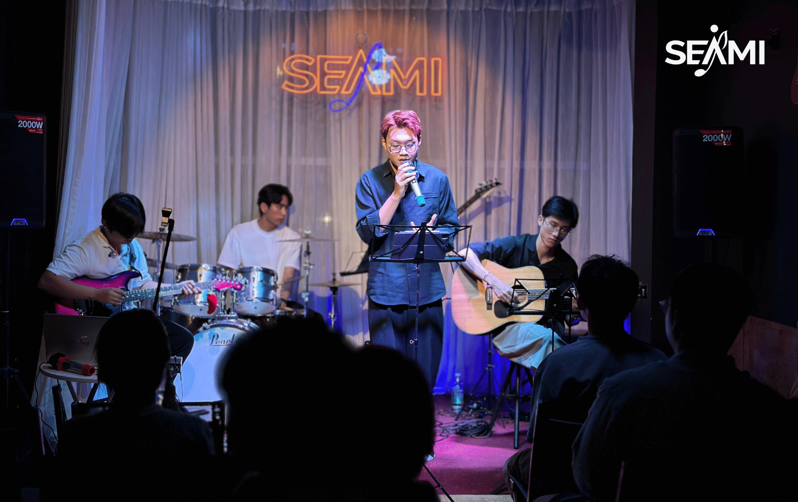 Học viên biểu diễn cùng ban nhạc trong một đêm nhạc SEAMI Night