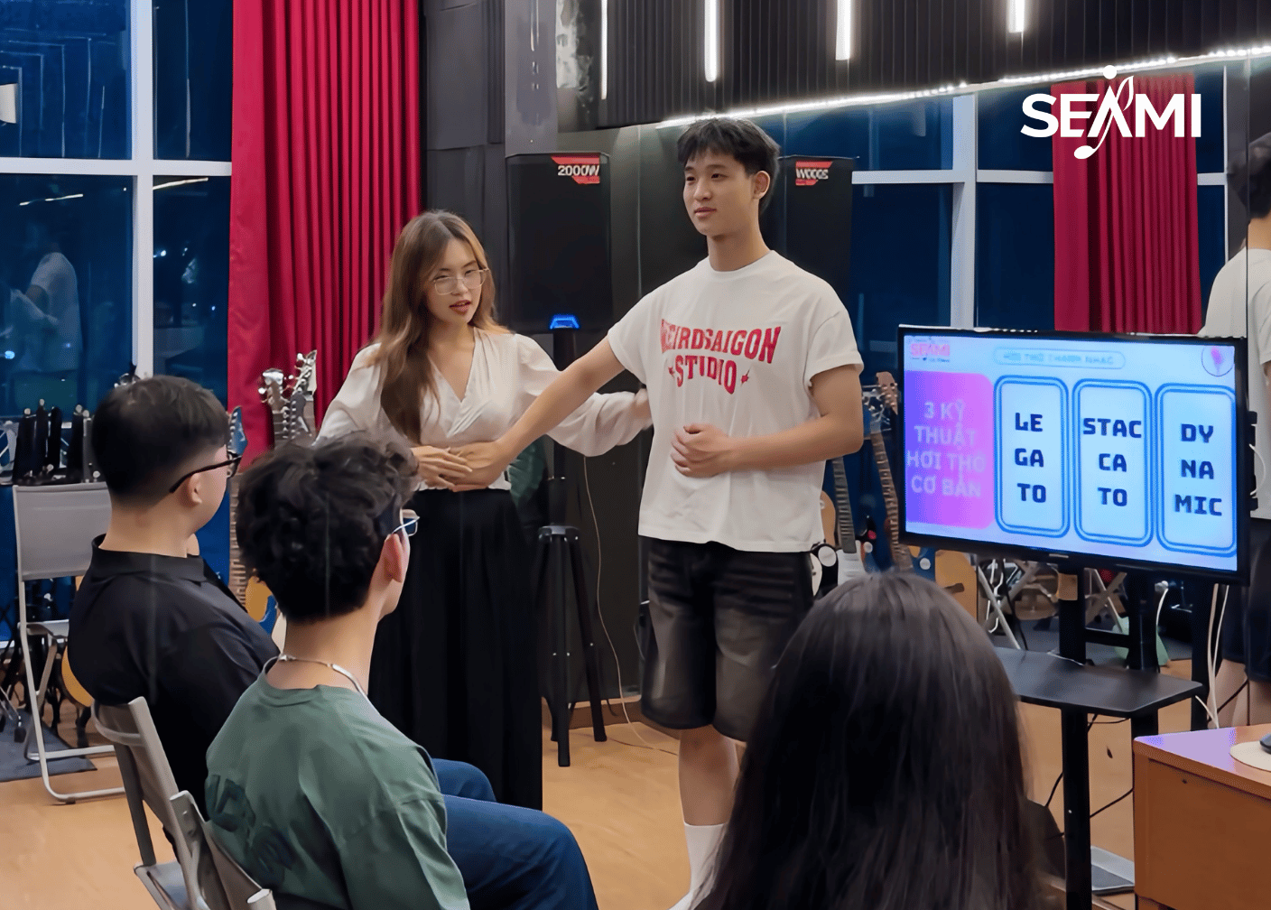 Giáo viên SEAMI hướng dẫn học viên Teen/Young Adult ba kỹ thuật hơi thở cơ bản