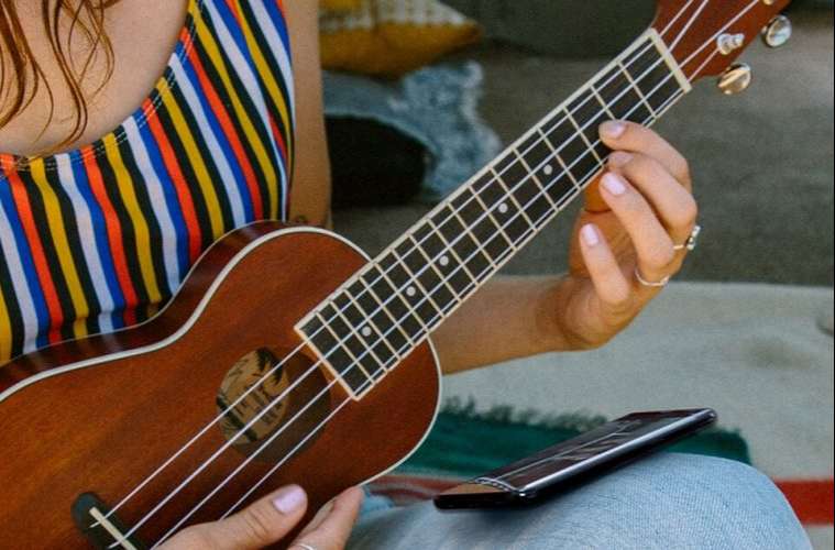 Mất bao lâu để học chơi đàn ukulele