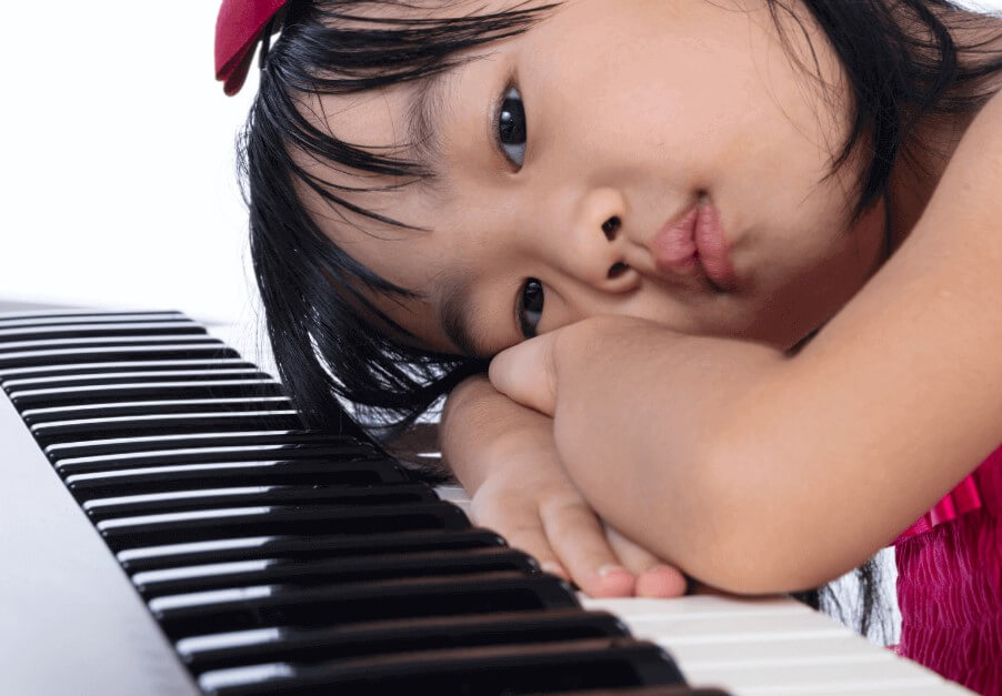 Con chán học piano vì cha mẹ cứ mãi so sánh