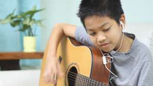 học chơi guitar