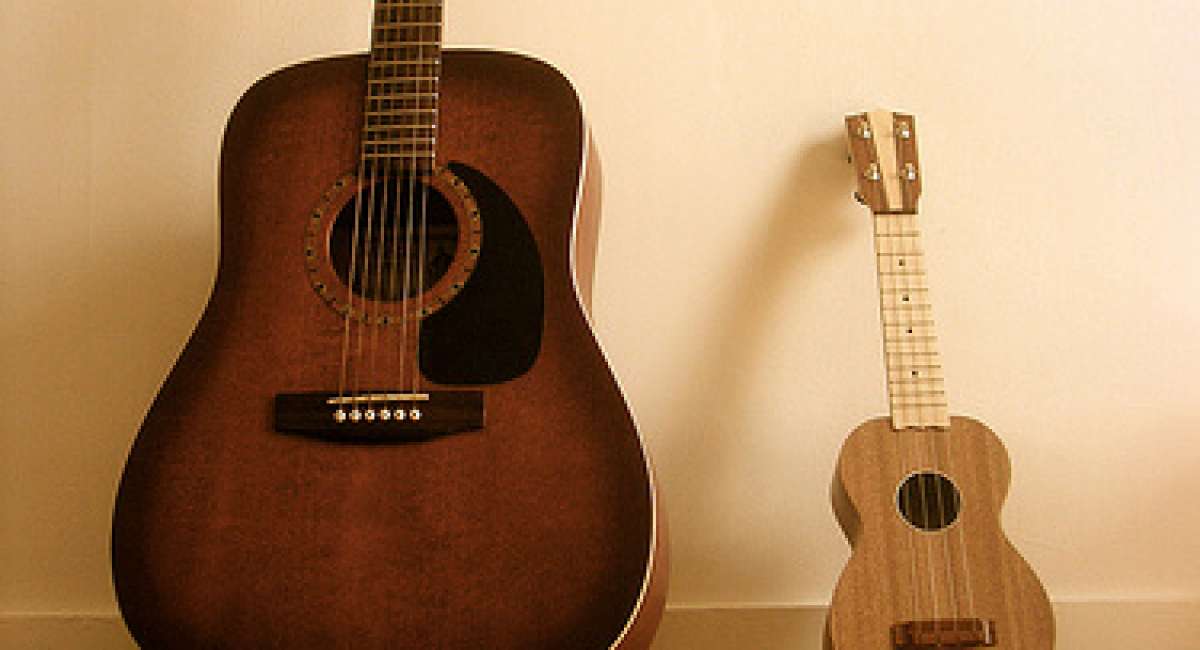 ukulele và guitar