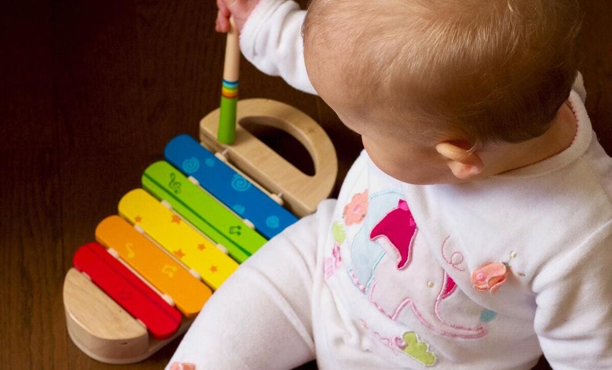 Ở giai đoạn sơ sinh, tiếp xúc âm nhạc sớm sẽ kích thích phát triển não bộ ở trẻ