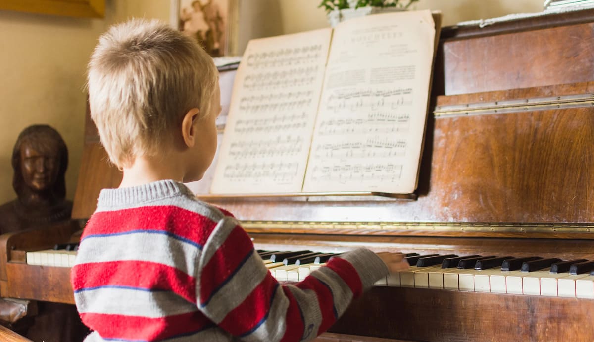Đàn piano là loại nhạc cụ giúp trẻ tăng sự tập trung và cải thiện trí thông minh từ khi còn nhỏ