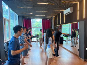 Thành viên Ngân hàng thương mại cổ phần Á Châu ACB tập luyện cho tiết mục biểu diễn của mình tại SEAMI