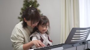Bố mẹ đồng hành giúp trẻ học piano hiệu quả